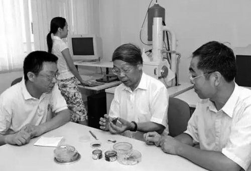 牛憨笨院士指導青年教師工作